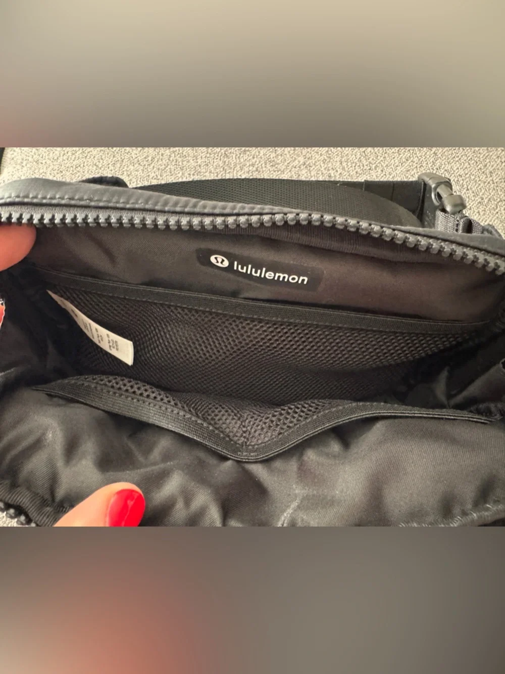 EUC lululemon Everywhere Belt Bag Large *Wunder Puff in black style LU9BH0S - Picture 3 of 13